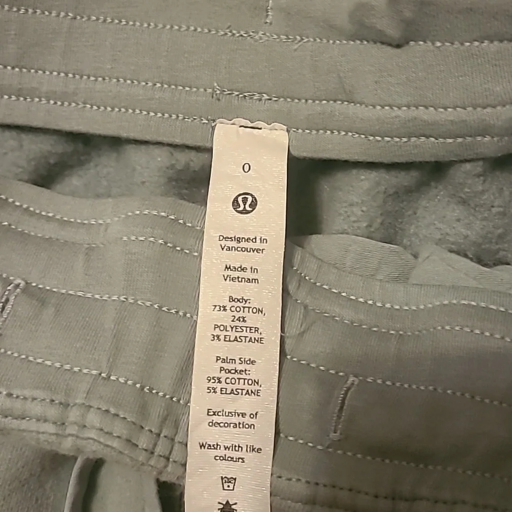 #44 Lululemon Loungeful Shorts size 0 b1352